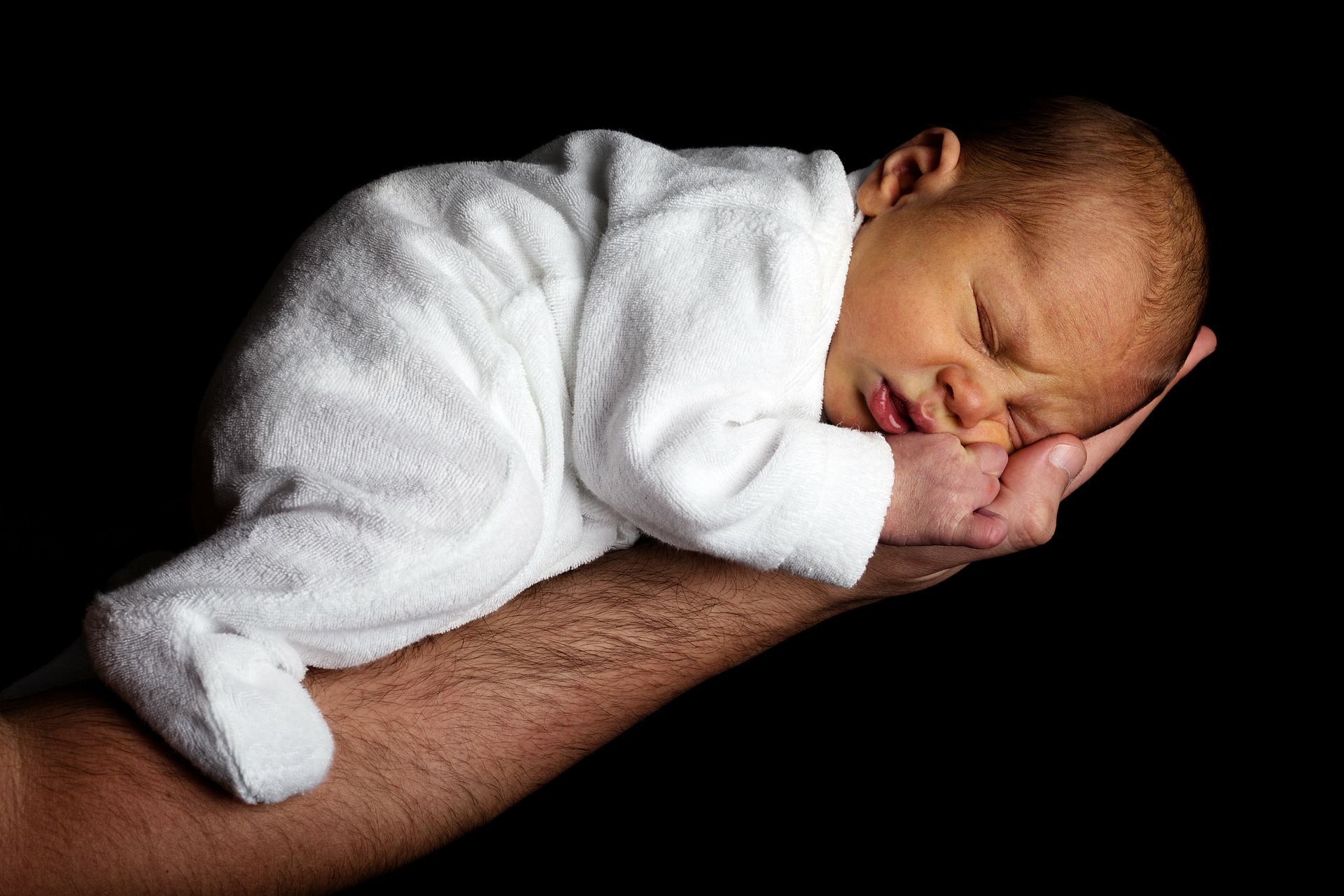 baby-on-mans-arm baby-on-mans-arm
